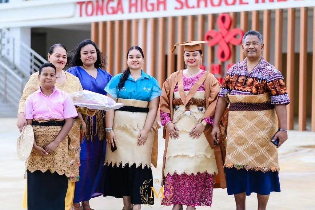 Fāmili ‘o FALEKᾹONO (Falekāono, Māsina Seilose Fonua, Sela ‘Ᾱnaumelie Fonua, ‘Ana Lupe Fonua, Eileen Fonua, ‘Alifaleti Falekāono Jr. Fonua)